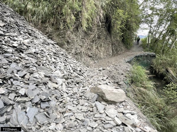 能高步道0K+450至500處崩塌地上方殘留大量土砂，五月十日起暫時封閉0K至3K路段。(記者蔡榮宗攝)