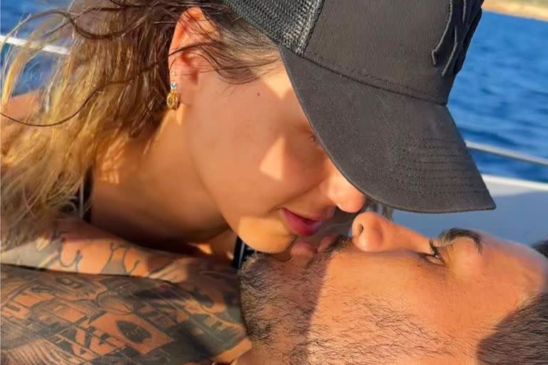 Camila Galante a los besos con Leandro Paredes 
Foto: @ccamilagalantee