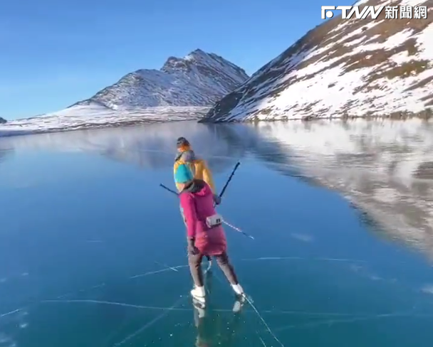 美國阿拉斯加著名景點「兔子湖」，民眾在完全結凍的湖水上滑冰。（圖／翻攝X）