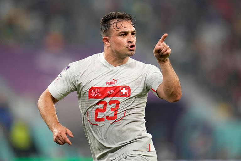 Xherdan Shaqiri festeja su gol frente a Serbia