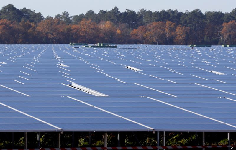 Paneles solares utilizados para producir energía renovable en un parque fotovoltaico en Cestas, suroeste de Francia