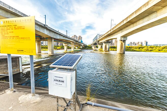 新竹縣環保局在興隆橋下的隆恩堰進水口前堤岸設置24小時監控的水質監測設備，可即時掌握頭前溪的水質變化。（羅浚濱攝）