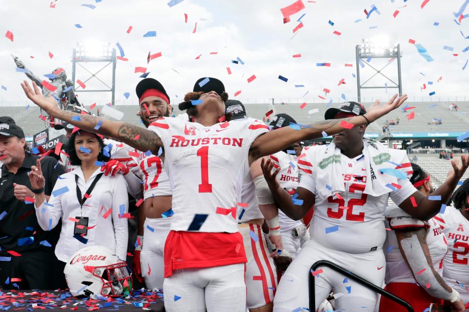 Houston wideout Nathaniel Dell (1) celebrates with teammates after defeating Auburn in the Birmingham Bowl on Dec. 28, 2021.