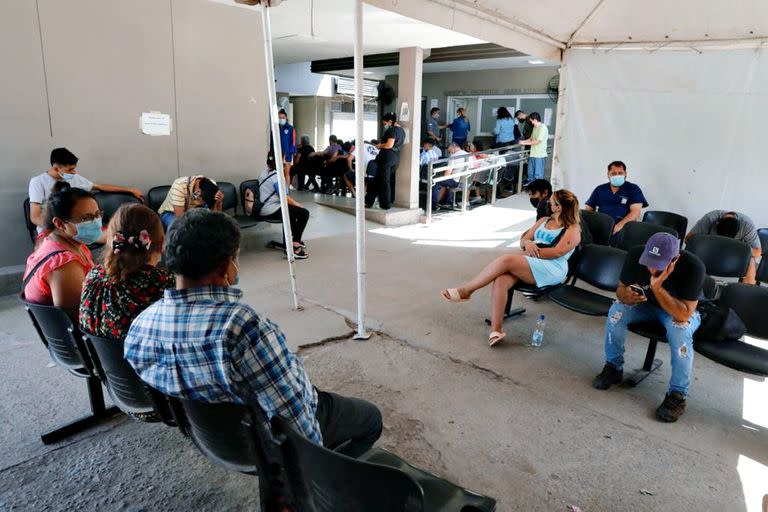 Pacientes con síntomas de sospecha de dengue esperan la atención en el área de febriles del Hospital Avellaneda de Tucumán