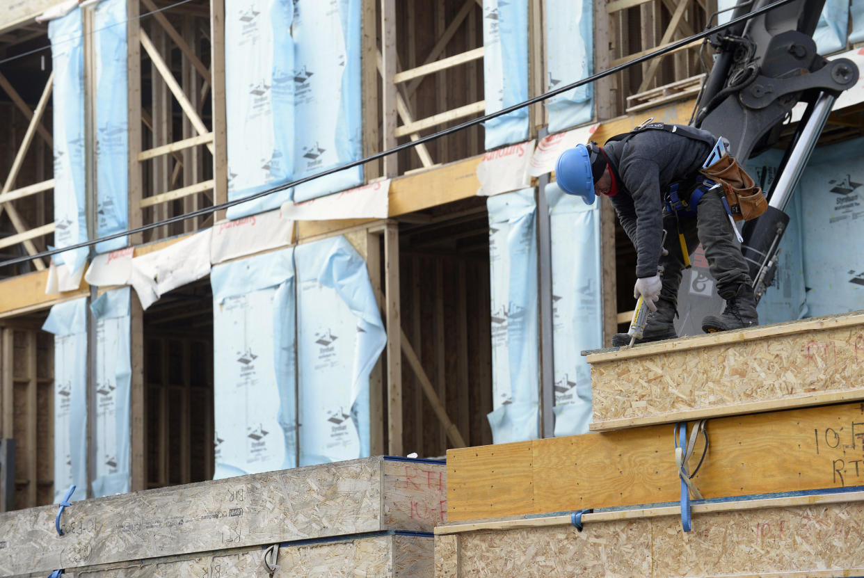 Homes undergo construction in Toronto, February 25, 2014. REUTERS/Aaron Harris  (CANADA - Tags: BUSINESS CONSTRUCTION REAL ESTATE)