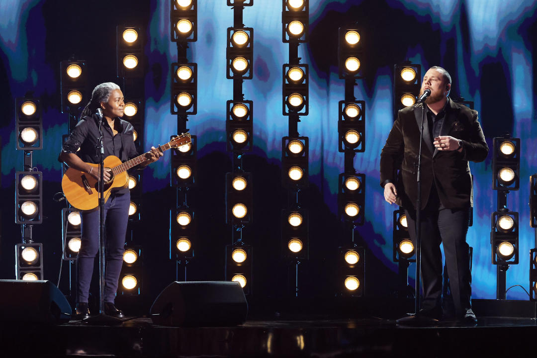 LOS ANGELES, CALIFORNIA - FEBRUARY 04: (L-R) Tracy Chapman and Luke Combs perform onstage during the 66th GRAMMY Awards at Crypto.com Arena on February 04, 2024 in Los Angeles, California. (Photo by Kevin Winter/Getty Images for The Recording Academy)
