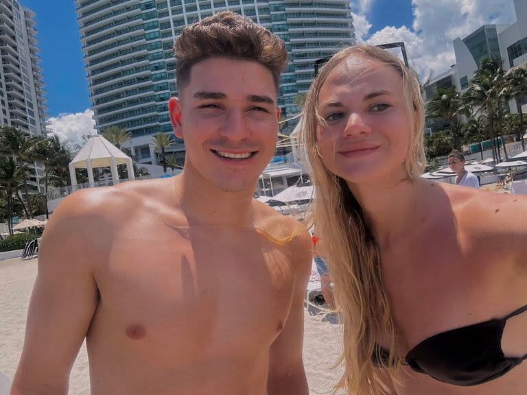 Julián Álvarez junto a una fanática en Miami Beach