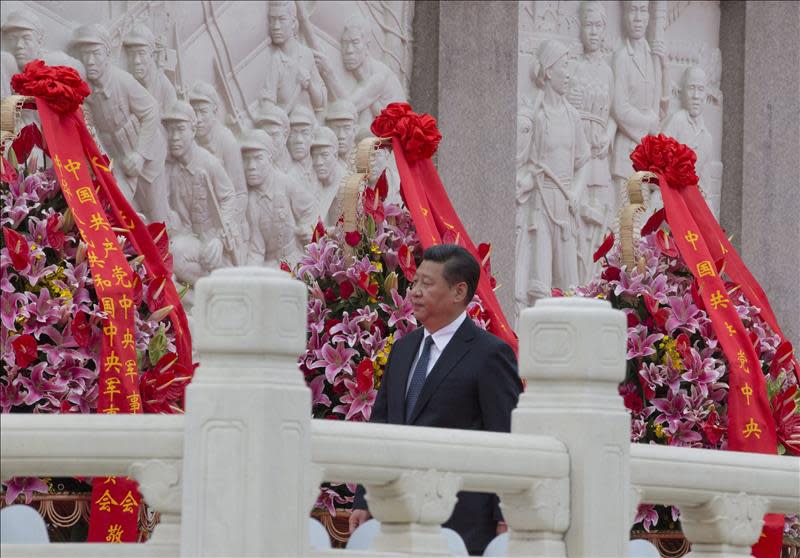 El presidente Xi Jinping participa en una ceremonia ante el Monumento de los héroes en la plaza de Tiananmen en Pekín (China) hoy, martes 30 de septiembre de 2014, un día antes del Día Nacional de China. EFE