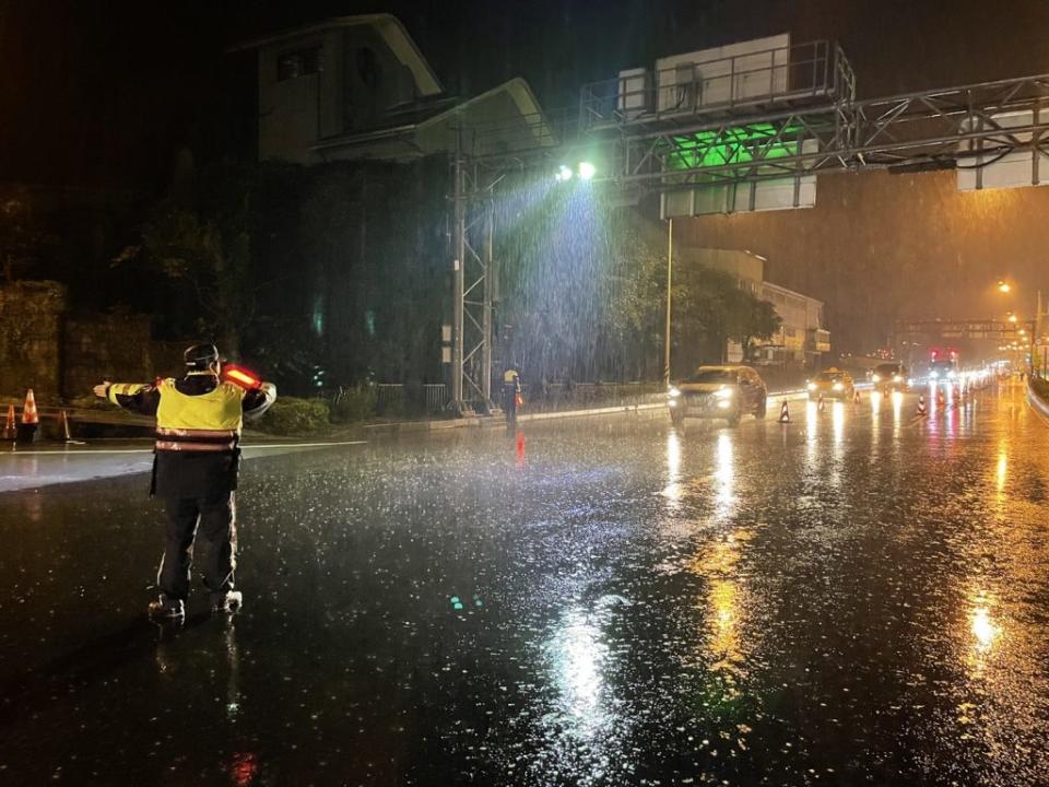 春節連假第１天宜蘭天氣濕冷，蘇花路廊南下車流自清晨５時半起蘇澳端南下返鄉車潮開始湧現，車流尾端最長延續至蘇澳新站前。四工處表示，南向車流量相較去年春節連假交通量增加約百分之十六。（宜蘭警方提供）