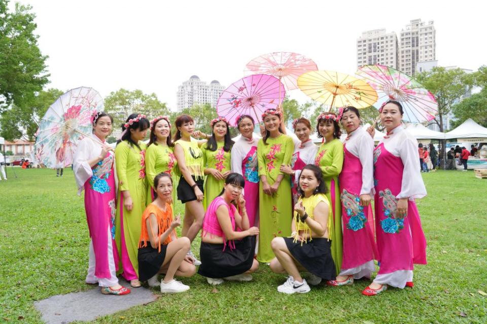 專屬新竹市新住民的「國國村莊」四日在北大公園開莊！邀民眾體驗世界各國的熱鬧節慶。(記者曾芳蘭攝)