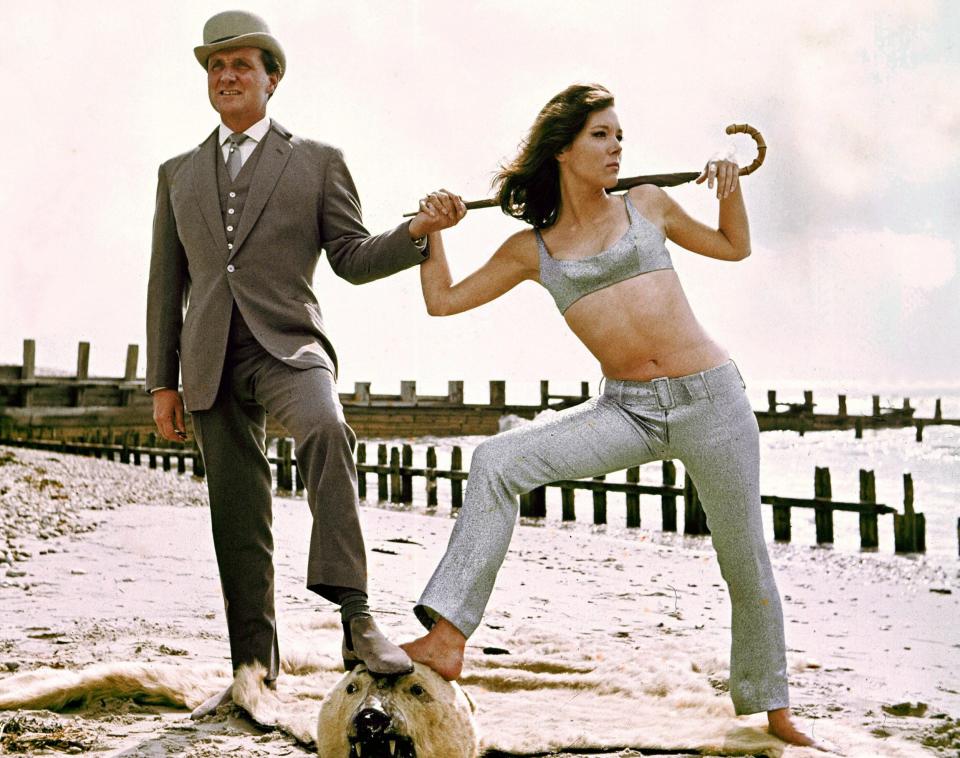 Diana Rigg (with Patrick Macnee) wearing a Jean Varon ice-blue lame trouser suit from a 1965 Avengers episode - Alamy