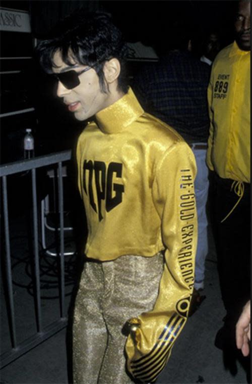 With a scepter in hand, Prince was a glittering golden god at the 1995 AMAs. We’d pay good money for that “NPG” (New Power Generation) logo shirt.