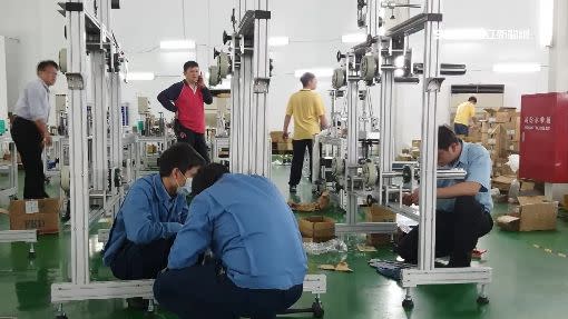 工具機工廠裡工程師忙進忙出。