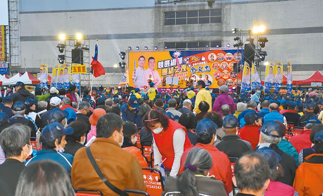 苗栗市長補選活動正式展開，國民黨提名參選人余文忠16日晚在苗栗車站台鐵停車場舉行首次造勢大會，現場湧進3000人擠爆會場。（謝明俊攝）