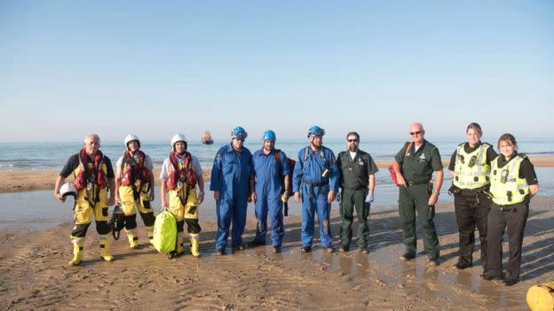 También se pidió ayuda a algunos miembros del personal del servicio de emergencias (RNLI Fraserburgh).