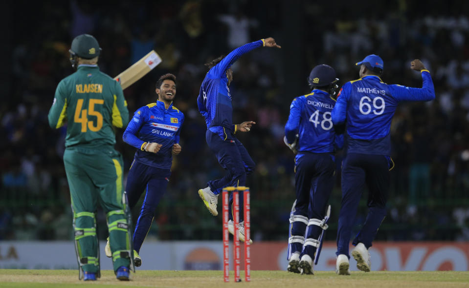 Sri Lanka's Akila Dananjaya, center, celebrates the dismissal of South Africa's Heinrich Klaasen with Angelo Mathews during their fifth one-day international cricket match in Colombo, Sri Lanka, Sunday, Aug. 12, 2018. (AP Photo/Eranga Jayawardena)