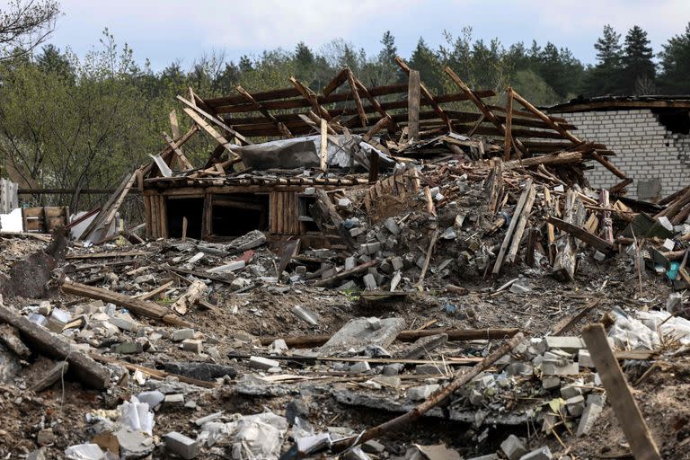 Un edificio destruido en el pueblo de Yatskivka, en el este de Ucrania, el 16 de abril de 2022.