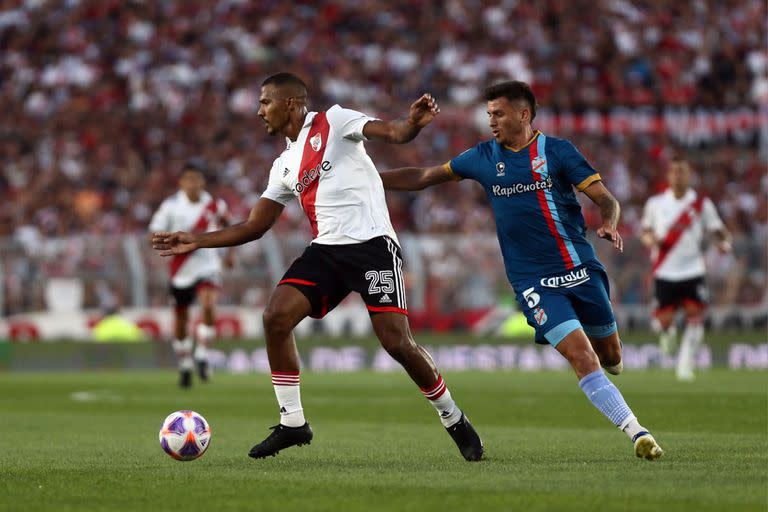 El venezolano Rondón controla la pelota ante Sporle