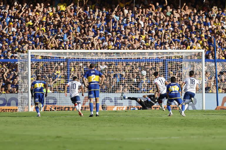 Gol de penal de Adam Bareiro a Boca, en la Bombonera