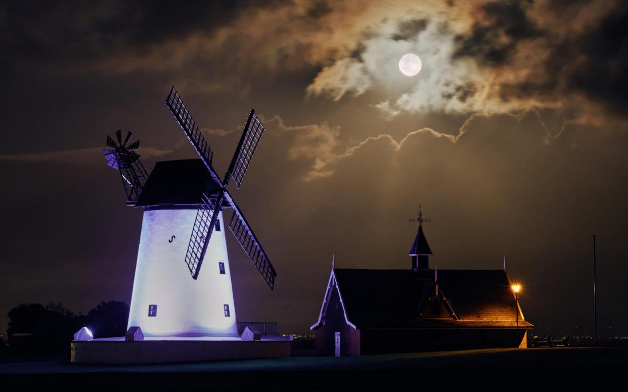 October Harvest Moon: The full harvest moon rises over the White Windmill in Lytham St Annes - www.alamy.com