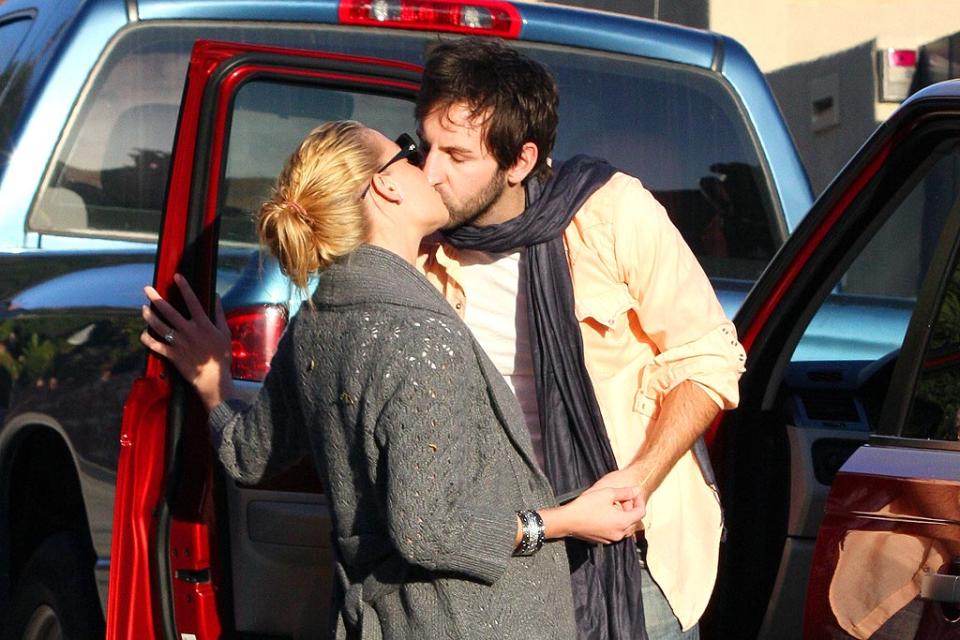 Heigl Kelley Kissing