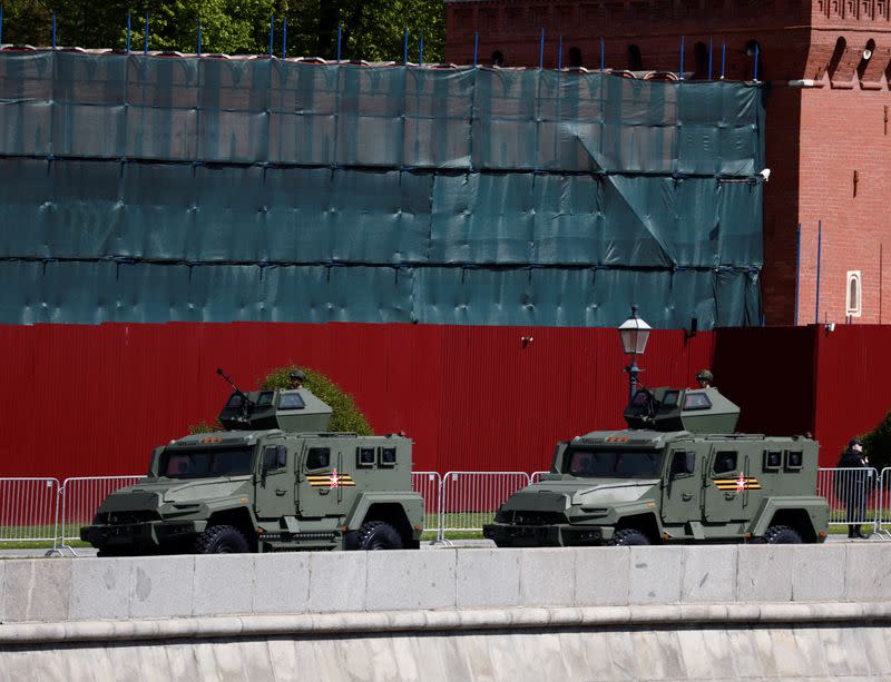 Vehículos blindados todoterreno rusos pasan por delante de la muralla del Kremlin tras un desfile militar en el Día de la Victoria, que marca el 78º aniversario de la victoria sobre la Alemania nazi en la Segunda Guerra Mundial, en Moscú, Rusia