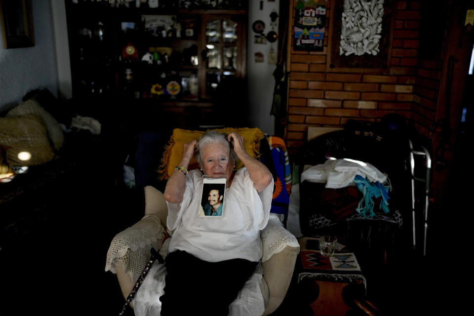 Nora Cortinas, de 94 años, porta una fotografía de su hijo desaparecido Gustavo mientras posa para un retrato en las afueras de Buenos Aires, Argentina, el lunes 29 de enero de 2024. Cortinas se convirtió en una de muchas madres cuyos hijos fueron secuestrados por el Estado, dando origen a lo que hoy es la organización de derechos humanos Madres de Plaza de Mayo. (AP Foto/Natacha Pisarenko)