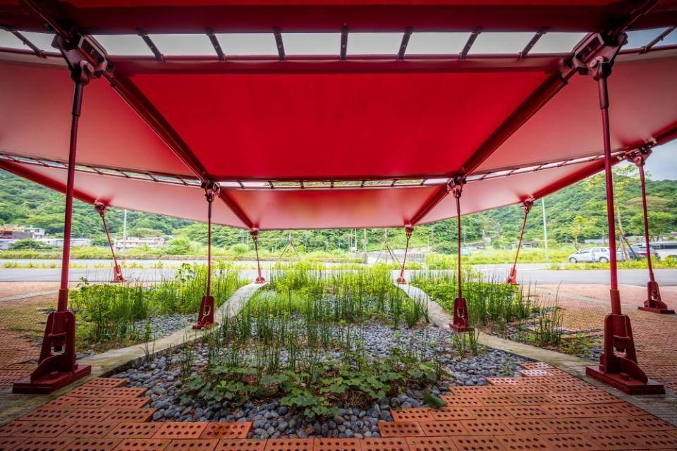 《圖說》猴硐遊客中心頂棚的排水滲入中庭透水鋪面下的土壤，或導引雨水到雨水花園，涵養地下水，強調環境永續的設計理念。〈觀旅局提供〉