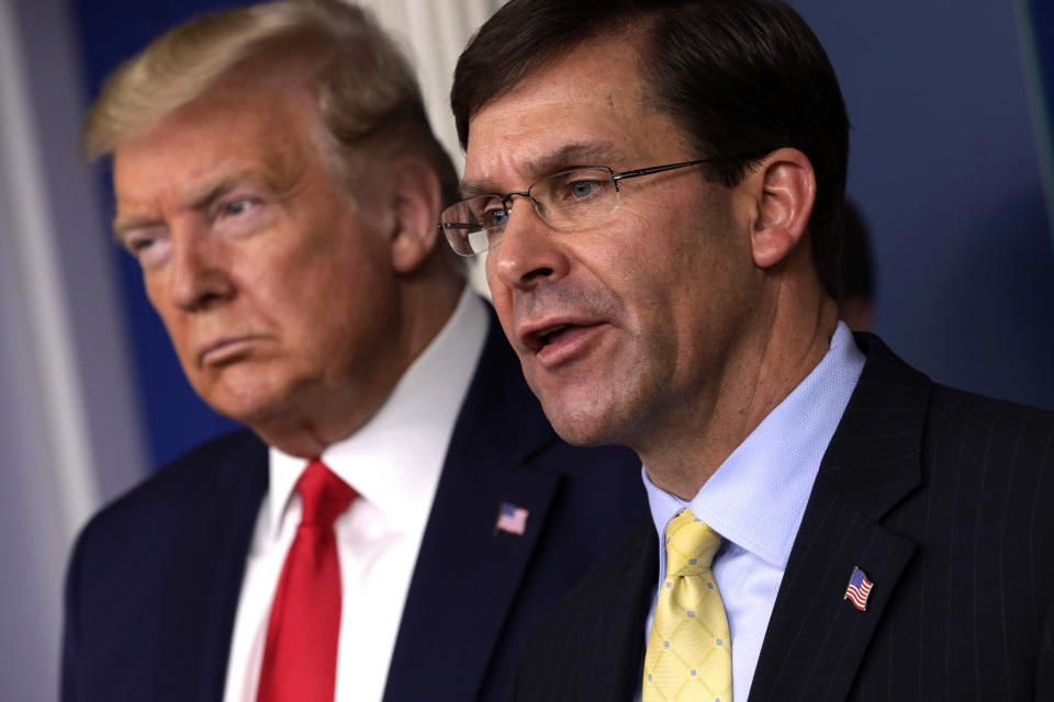 El actual Secretario de Defensa de EEUU, Mark Esper, y Donald Trump. (Photo by Alex Wong/Getty Images)