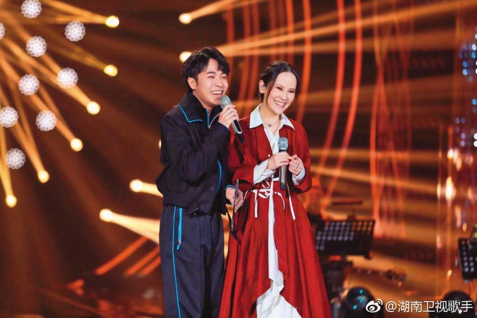 楊乃文（右）今年曾上陸綜《歌手2019》，好友吳青峰（左）也是參賽者，談笑之間解了她一些壓力。（翻攝自湖南衛視微博）