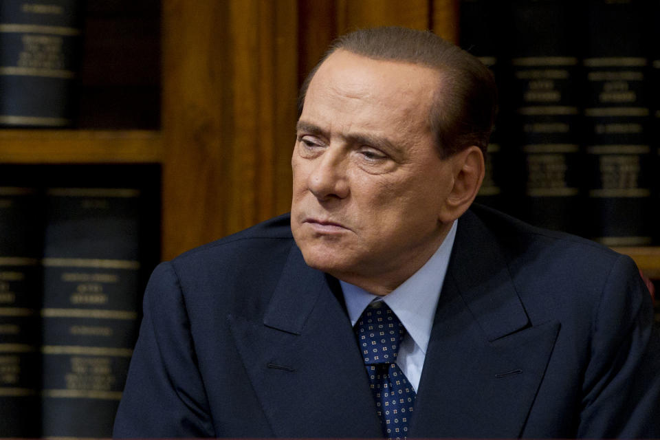 "El ex Primer Ministro italiano y presidente del partido PDL, Partido del Pueblo de la Libertad, Silvio Berlusconi, observa durante una conferencia de prensa en Roma, el viernes 25 de mayo de 2012. (Foto de AP/Andrew Medichini)"