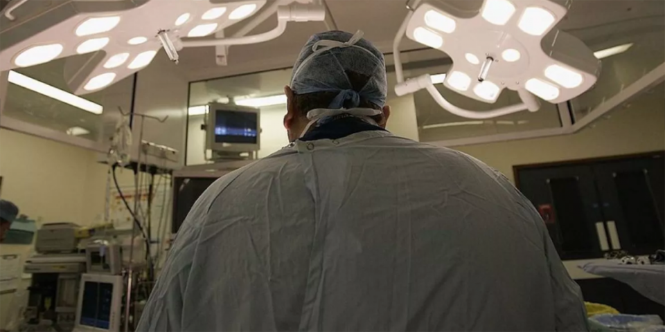 <span>Archivo. Médicos del hospital Queen Elizabeth, en Birmingham, Inglaterra, se preparan para una cirugía. (Foto: Christopher Furlong/Getty Images)</span>
