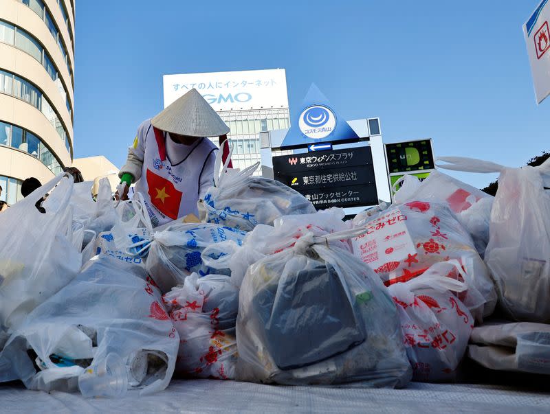 Trash picking competition known as "Spogomi World Cup" in Tokyo