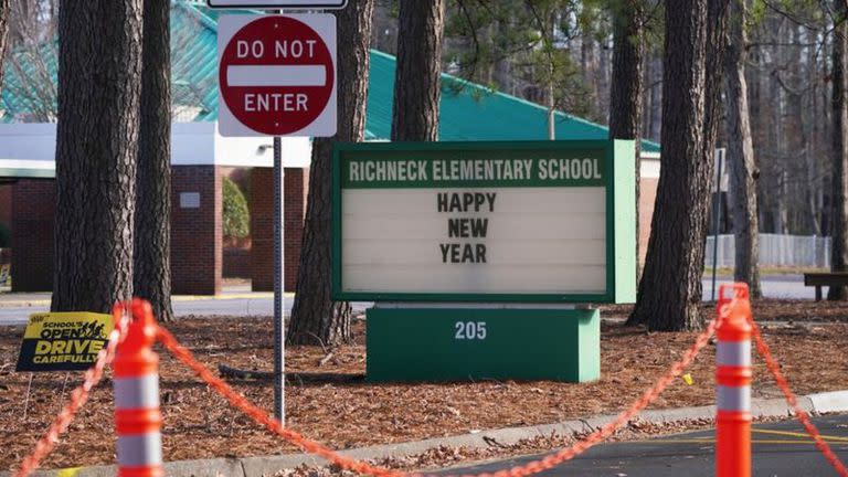 La escuela primaria en Virginia, donde un niño de seis años le disparó a una maestra, estará cerrada esta semana