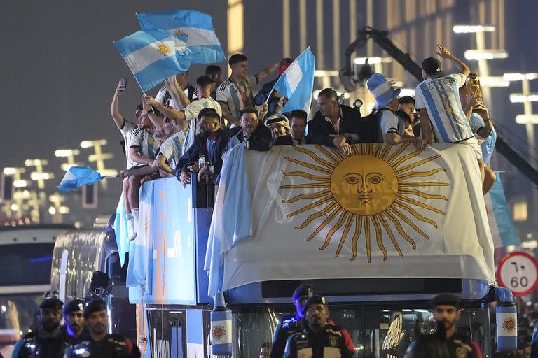 El festejo de los futbolistas argentinos en el Lusail Boulevard tras ganar la Copa del Mundo en Qatar