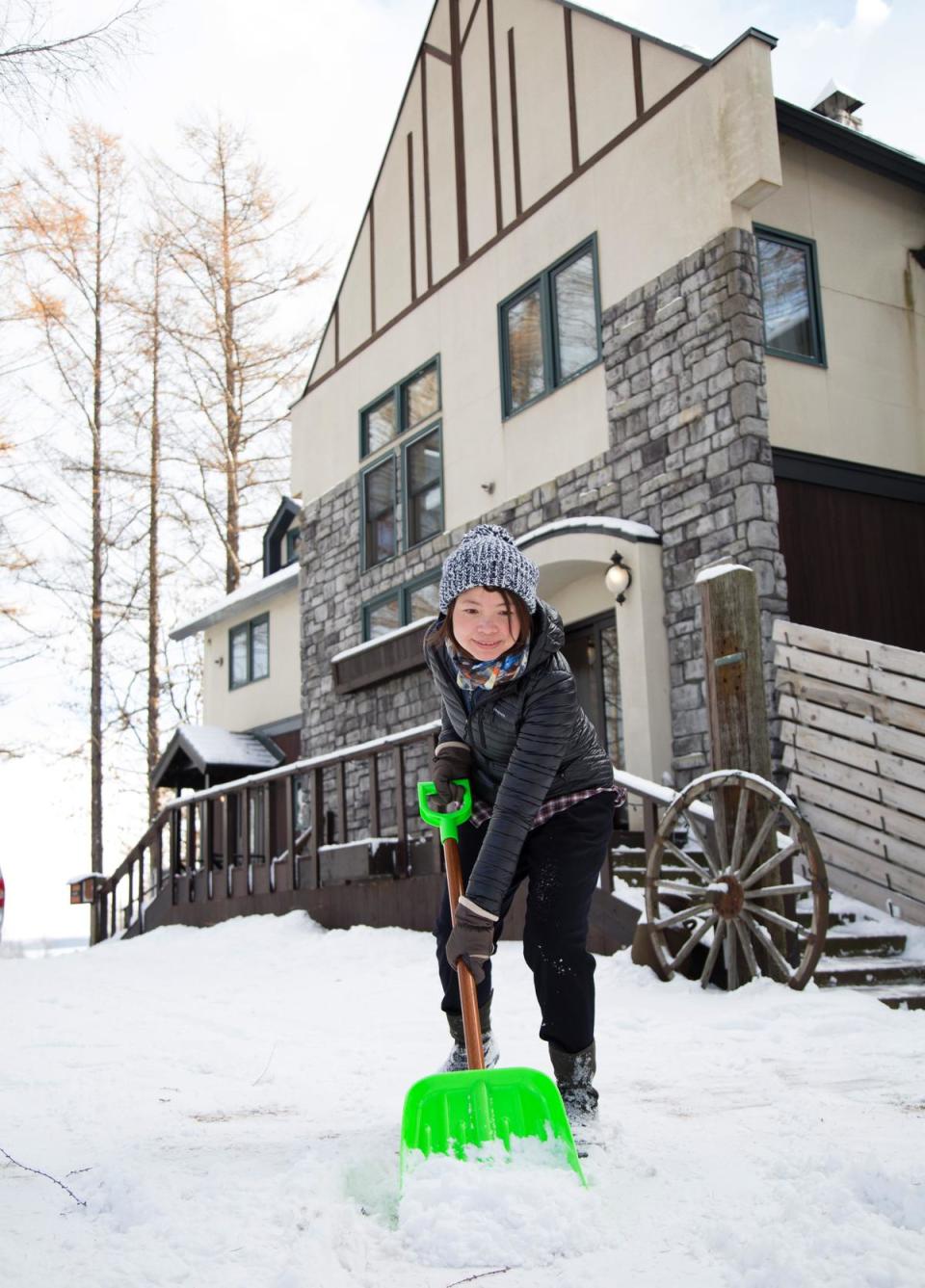 林庭妃偶爾前來處理事務和探視駐地伙伴，也要學著剷雪和雪駕等技能。