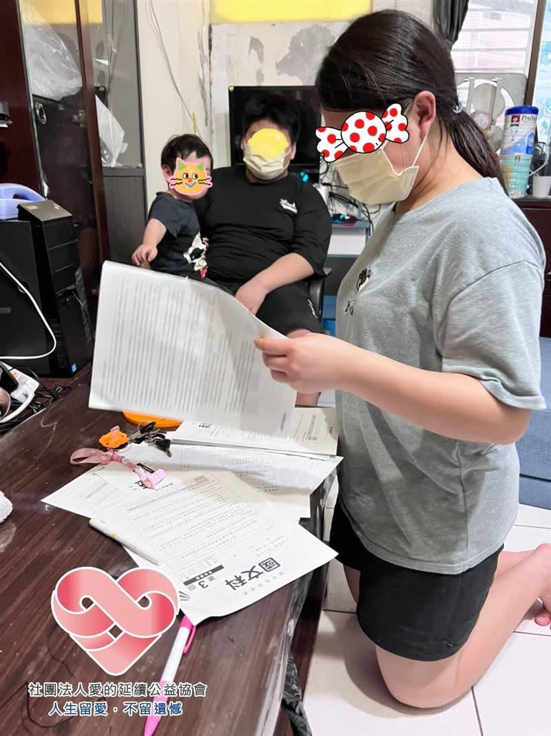 恬恬照顧媽媽和年幼弟弟常常請假，但還是努力讀書，成績始終保持在全校前幾名。（圖／社團法人愛的延續公益協會提供）