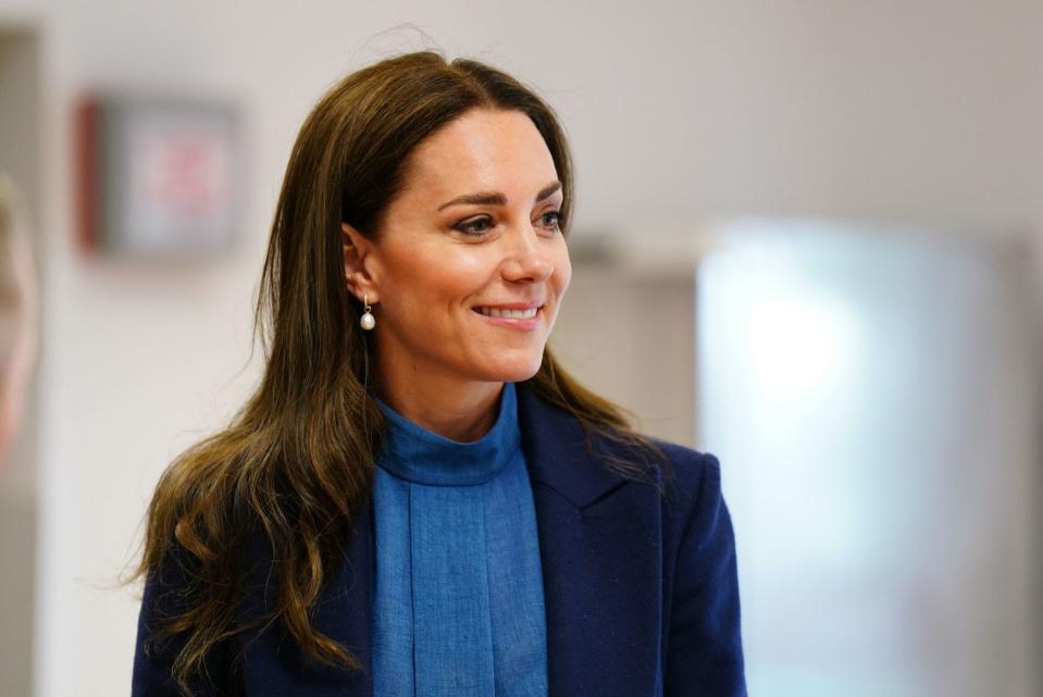 Vom Mobbing-Opfer zur Duchess of Cambridge: Als Schülerin wurde Herzogin Kate gemobbt, weil sei so ruhig und fleißig war. "Die Hänseleien gingen teilweise über Schulbücher aus der Hand schlagen und in den Rücken schubsen hinaus", erinnerte sich einer ihrer ehemaligen Mitschüler in der "Daily Mail". Ihre Eltern sorgten schließlich dafür, dass Kate die Schule wechseln konnte. (Bild: Jane Barlow - WPA Pool/Getty Images)