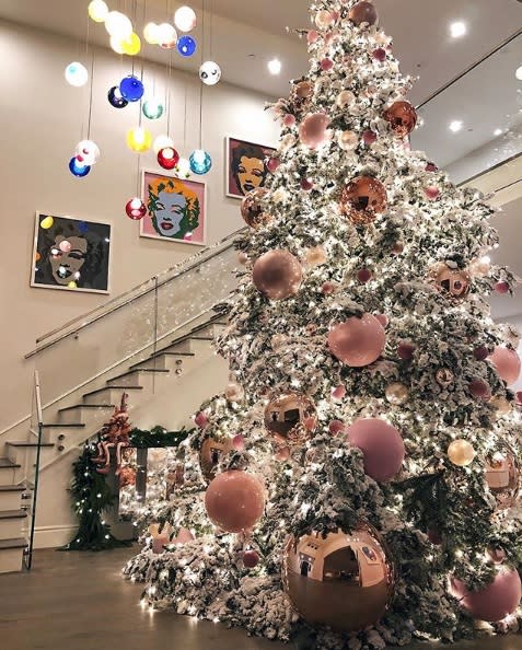 <p>In welcher Familie gibt es wohl den größten Baum? Natürlich bei den Kardashians! (Foto: Instagram, Kylie Jenner) </p>