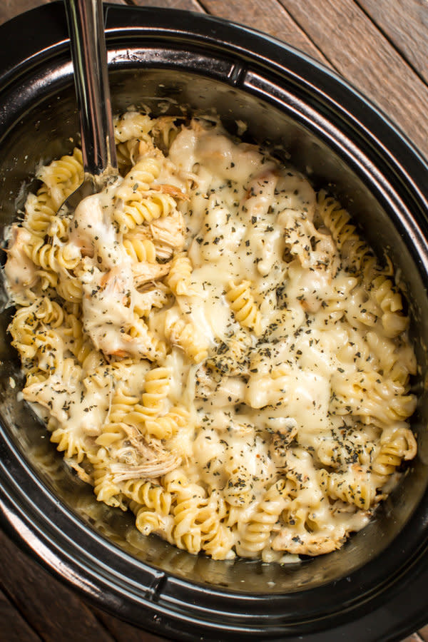 <strong>Get the <a href="http://www.themagicalslowcooker.com/slow-cooker-pesto-mozzarella-chicken-pasta/" target="_blank">Slow Cooker Pesto Mozzarella Chicken Pasta recipe</a>&nbsp;from The Magical Slow Cooker</strong>