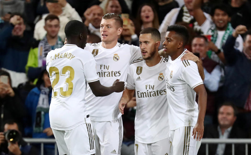 Eden Hazard celebra el gol anulado por el VAR ante el Betis junto a Rodrygo, Mendy y Kroos (REUTERS/Sergio Perez)