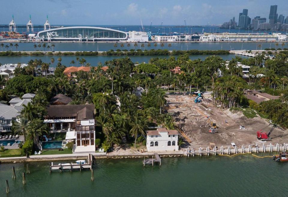 El gobernador Ron DeSantis firmó una ley que da más poder a los propietarios que quieren demoler casas unifamiliares en o por debajo de la elevación base de la inundación. Arriba: Vista aérea de 93 Palm Aavnue, en el centro, en Miami Beach, la Florida. Construida en 1922, la última residencia de Al Capone fue una de las primeras casas construidas en Palm Island. MATIAS J. OCNER mocner@miamiherald.com
