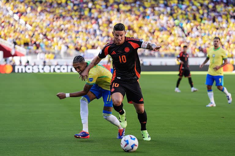 James Rodríguez domina la pelota ante Raphinha; el capitán de Colombia es el titiritero de una selección que se ilusiona con abrazarse a la gloria en la Copa América