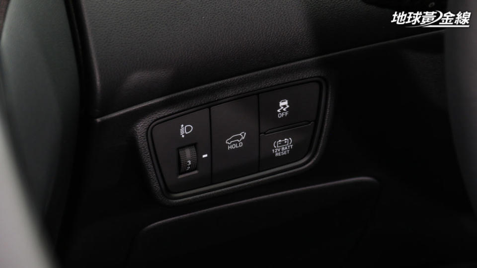 Hyundai設計有一鍵充電功能，可以運用動力電池為12V電瓶充電。(攝影/ 陳奕宏)