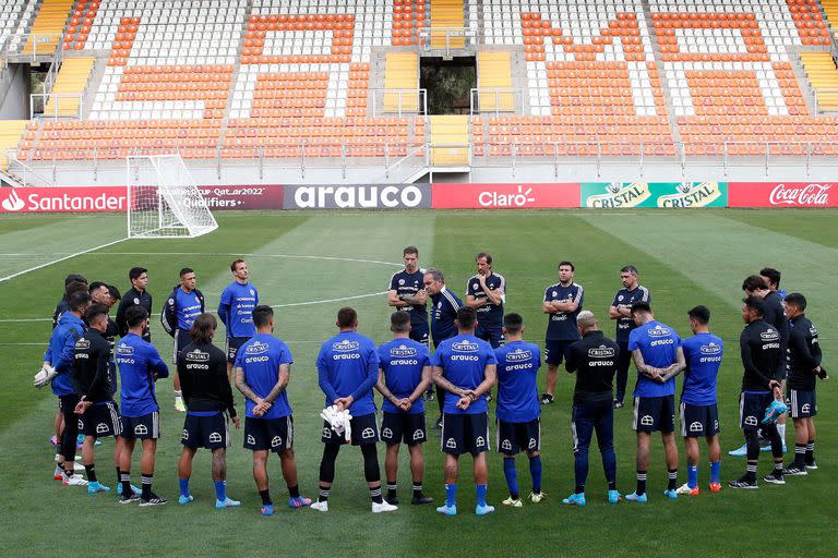 Una imagen del primer entrenamiento de Chile en el estadio "Zorros del Desierto" de Calama, donde recibirá a la Argentina este jueves