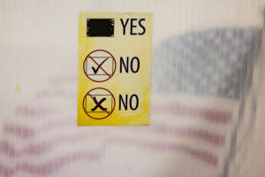  A sticker showing the correct way to fill out a ballot in Bowling Green. (Kentucky Lantern photo by Austin Anthony)