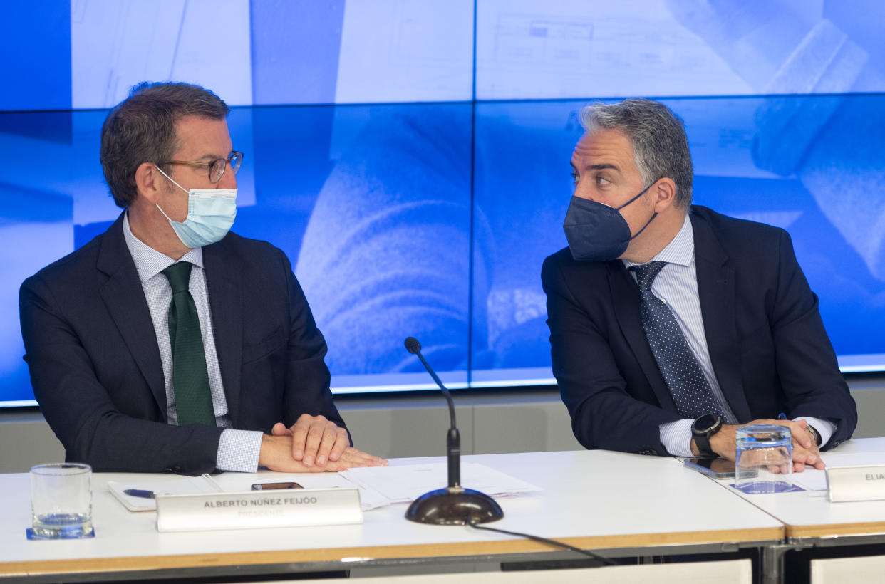 El líder del PP, Alberto Núñez Feijóo (i) junto al coordinador general del partido, Elías Bendodo (d) (Photo By Alberto Ortega/Europa Press via Getty Images)