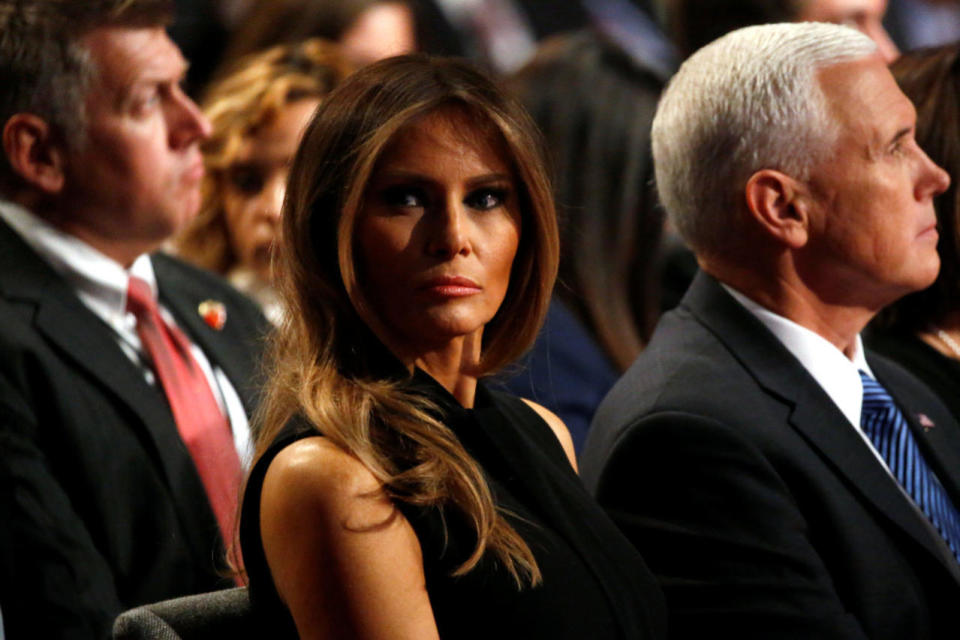 Melania Trump observa seriamente hacia el público presente en el tercer debate presidencial. A su izquierda Mike Pence. (REUTERS/Jonathan Ernst)