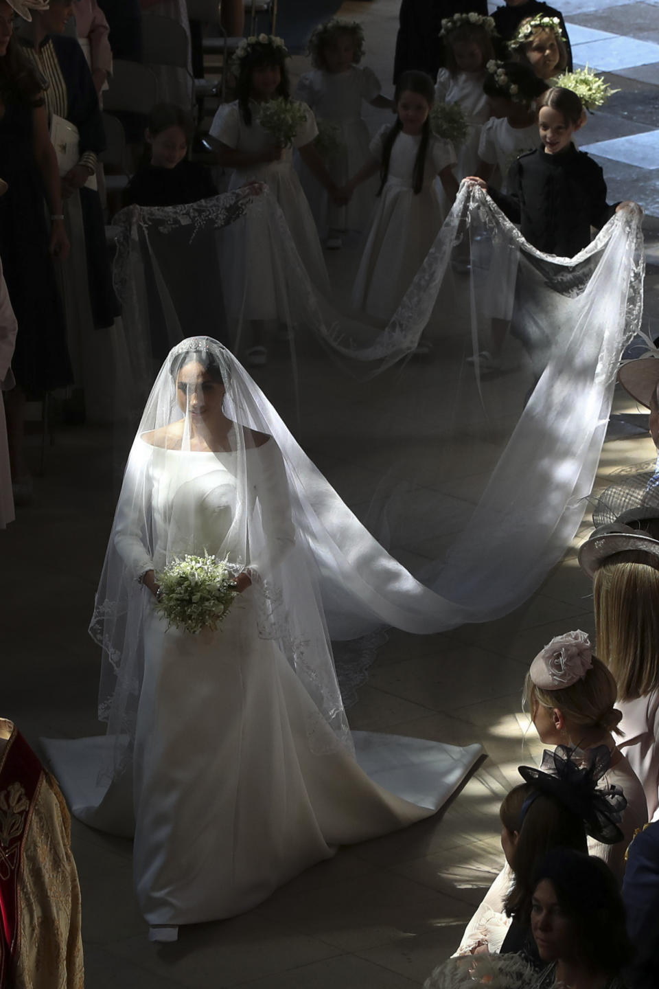 Der Schleier des Givenchy-Brautkleides ist 5 Meter lang und hangbestickt mit Blumen. (Bild: Getty Images)