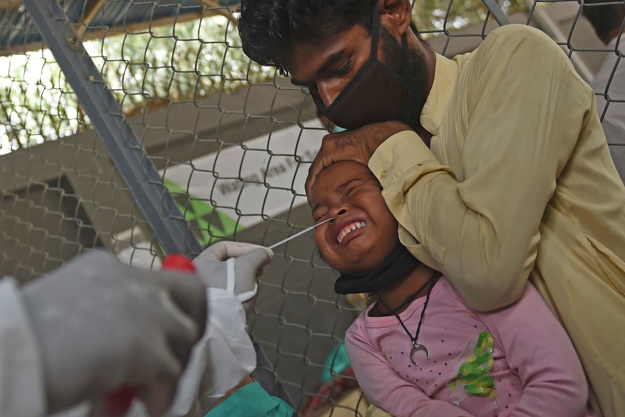 Test de Covid-19 a una niña en Bangladesh. (Getty Images)